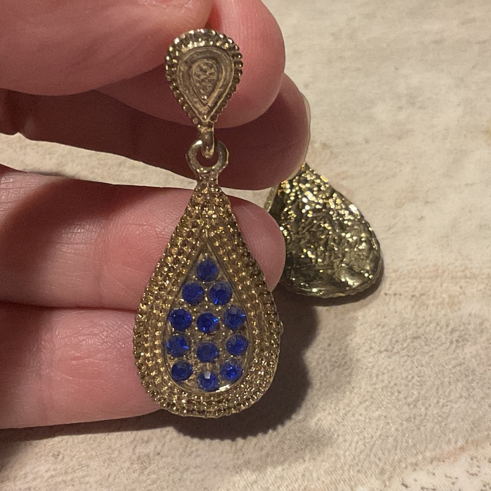 Teardrop dangle goldtone with blue crystals pierced vintage ornate 1.75” long